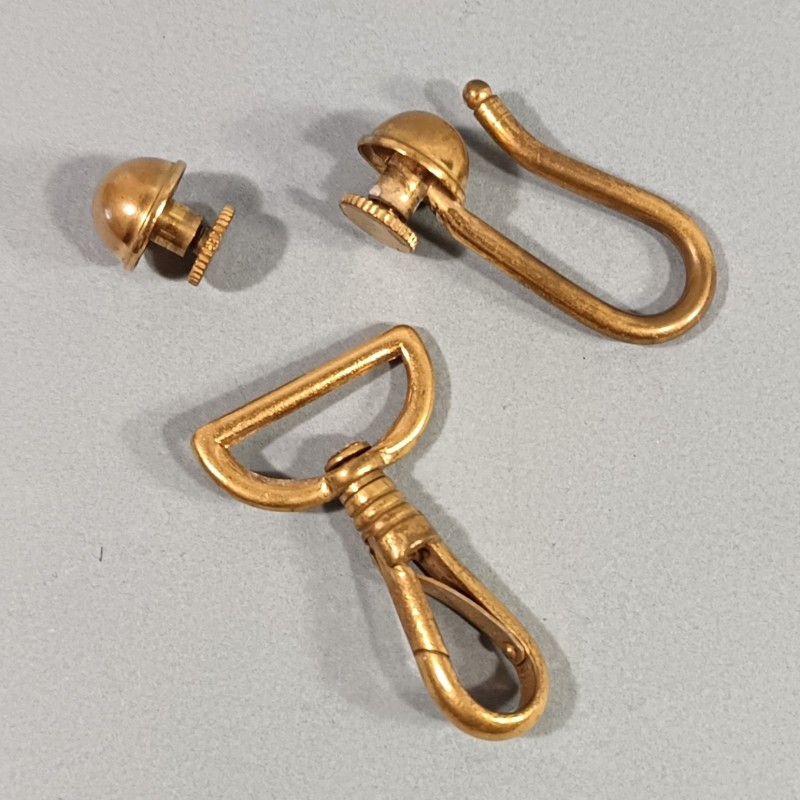 LOT DE MOUSQUETON CROCHET ET ARDILLON D'OCCASION EN LAITON POUR BELIERE DE SABRE SABRETACHE ET SUSPENTES MILITAIRES